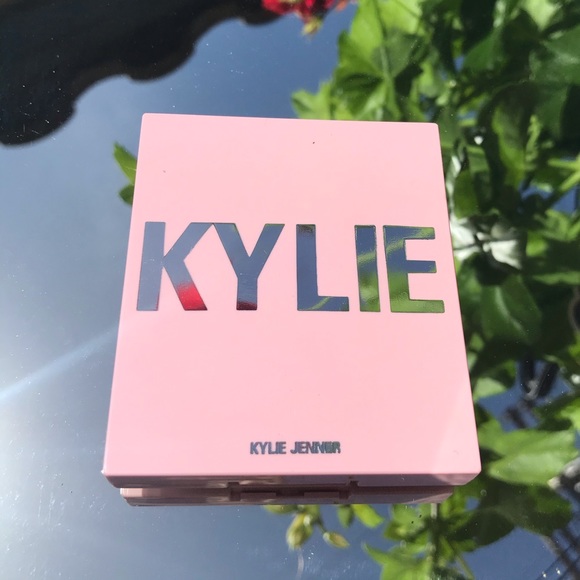 QUEEN DRIP Highlighter Illuminating Powder - Picture 4 of 12